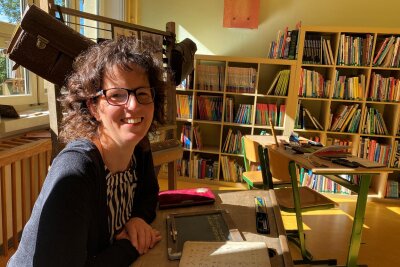 Gute Laune auch im fürs Jubiläum herausgeputzten Schulmuseum. Anja Scholz-Petzold ist seit 2000 an der Montessori-Grundschule in Limbach, seit 2002 als Schulleiterin. Damit ist sie die dienstälteste Pädagogin an der Einrichtung.