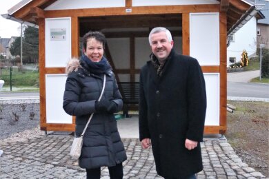 Yvonne Rehwagen, hier mit Bürgermeister Steffen Schneider bei der Eröffnung des neuen Dorfplatzes von Wingendorf, ist bisher die einzige Frau unter den Ortsvorstehern.