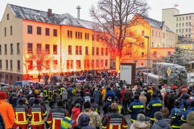 Dicht gefüllt war der Platz vorm Krankenhaus bei der Mahnwache. Feuerwehr und THW sorgten für die Sicherheit auf der Plauenschen Straße.