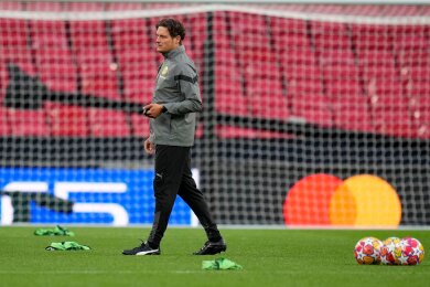 Dortmunds Cheftrainer Edin Terzic beim Abschlusstraining im Wembley-Stadion.