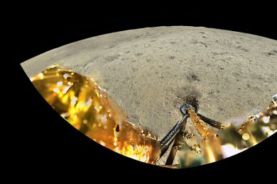 Die Mondoberfläche, aufgenommen von einer Panoramakamera an Bord der Lander-Ascender-Kombination der Raumsonde Chang'e-6 nach ihrer Landung auf dem Mond.