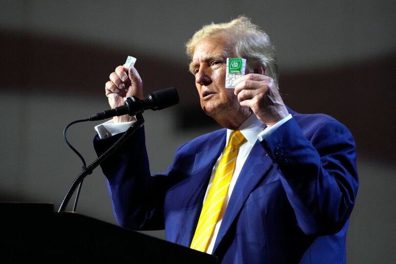 Frischer Atem benötigt? Der republikanische Präsidentschaftsbewerber und ehemalige US-Präsident Donald Trump hält bei einer Wahlkampfveranstaltung in Phoenix eine TicTac-Packung in die Höhe. Ob das die Wähler überzeugen kann?
