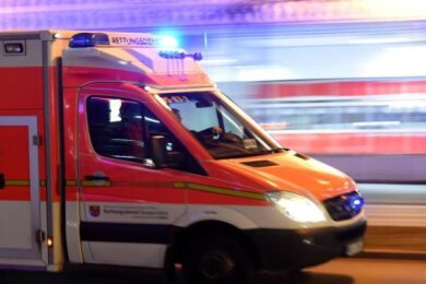 Ein 68-jähriger VW-Fahrer ist bei einem Unfall am Samstagnachmittag in Zwickau tödlich verletzt worden.
