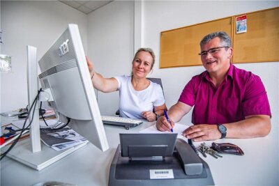 In der Agentur für Arbeit Stollberg: Rani Schneider (l.) und Jörg Lieberwirth, beide sind Berufsberater vor dem Erwerbsleben.