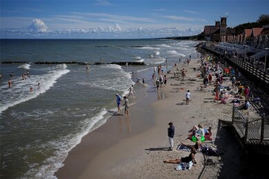 Russische Urlauber baden und ruhen sich am Strand von Selenogradsk, 34 Kilometer nördlich von Kaliningrad, an der Sambischen Küste nahe der Kurischen Nehrung an der Ostsee aus. Will Russland die Seegrenzen verändern?