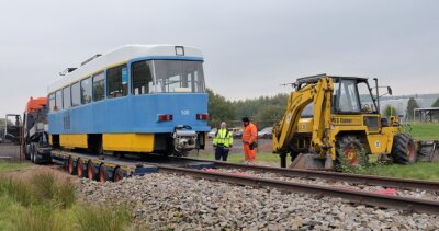Ein ausgedienter Tatra-Triebwagen wird für Trainingszwecke im Feuerwehrtechnischen Zentrum Erzgebirge am Standort Pfaffenhain aufgestellt. Eigens für das Üben von Einsätzen bei Bahnunfällen gibt es dort ein Stück Gleis. 