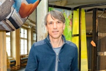 Philip Kardel mit den Plänen für die Dauerausstellung in der Tuchfabrik Gebr. Pfau. 