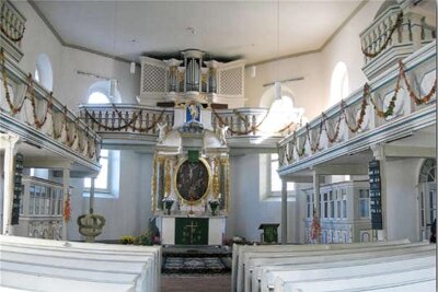 1712 wurde die barocke Kirche zu Crandorf geweiht. Hier ein Blick zum Kanzelalter und zur Jahn-Orgel.