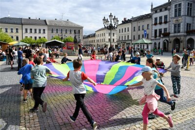 Zum Start der Aktionstage „Oelsnitz 2.0 - Sperken können mehr“ stellten sich im September 2022 die Kinder der Oelsnitzer Grundschulen und der Kindertagesstätten vor, mit verschiedenen und bunten Tanzeinlagen.