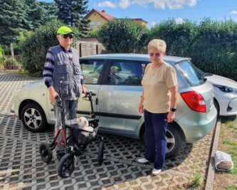 Günter Rauh (87), Ingrid Eschke (80) und Malteser-Hündin Bonny (14) in Mühltroff. Die Fahrt im Skoda Fabia nach Plauen ist immer etwas Besonderes. Die Tour am 2. Juli bereitet den Senioren bis heute Probleme. 