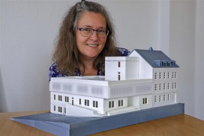 Sachbearbeiterin Claudia Frank mit dem aktuellen Modell des geplanten Anbaus an der Rödlitzer Grundschule. Bis zum Jahresende solle die Genehmigungsplanung beim Landratsamt eingereicht werden, so die jüngste Auskunft aus dem Rathaus.