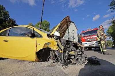 In Oberlungwitz ist am Mittwochnachmittag gegen 16 Uhr eine junge Autofahrerin auf der Hofer Straße/B 173 zwischen den Einmündungen An der Herberge und der Strumpfgasse mit einem Opel Corsa von der Fahrbahn abgekommen. Das in Richtung Chemnitz fahrende Auto prallte gegen die Mauer und das Geländer zum Lungwitzbach und landete auf der anderen Straßenseite. Laut Polizei wurde die 19-Jährige zur Untersuchung in ein Krankenhaus gebracht. Die Freiwillige Feuerwehr Oberlungwitz beseitigte ausgelaufene Betriebsmittel. Sachschaden von etwa 10.000 Euro ist entstanden. Der Verkehr wurde länger als eine Stunde um die gesperrte Unfallstelle herum umgeleitet.akr/mib 