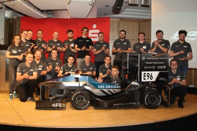 „Eckhard“ heißt der Neue: Das WHZ Racing Team Zwickau hat am Donnerstagabend im Haus der Sparkasse sein neues Rennfahrzeug für die Teilnahme an der „Formula Student“ präsentiert.