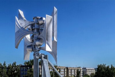 Auf dem Dach der Sachsenalleeschule befindet sich eine neue Sirene. Sie ist mit einer Batterie ausgestattet und funktioniert vorübergehend selbst bei einem Stromausfall. Kosten: rund 20.800 Euro.