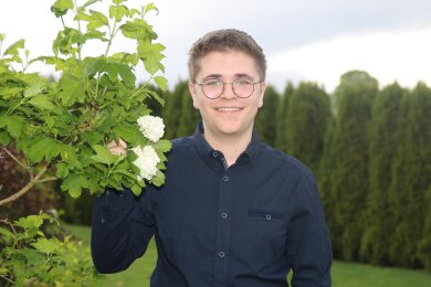 Julian Speck im Garten seines Elternhauses in Reinsdorf. Der heimatverbundene junge Mann möchte dazu beitragen, seine Generation in der Region zu halten.