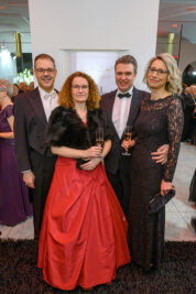 Im Jahr 2020 wurde der letzte Chemnitzer Opernball gefeiert. Damals begrüßten Dr. Christoph Dittrich und seine Frau Andrea auch "Freie Presse"-Geschäftsführer Dr. Michael Tillian und dessen Frau Barbara (von links).