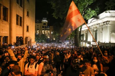 Demonstranten in Georgien bezeichnen den Gesetzesentwurf als "russisches Gesetz", weil Moskau ähnliche Gesetze verwendet, um unabhängige Nachrichtenmedien und kremlkritische Organisationen zu stigmatisieren.