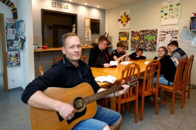 Markus Schulze hat 2016 die pädagogische Leitung der „Bunten Post“ übernommen. Er singt regelmäßig mit Besuchern des Teenie-Treffs, war beim Ausbau eines Raumes für die „Echte Jugend“ aber auch als Handwerker gefragt.