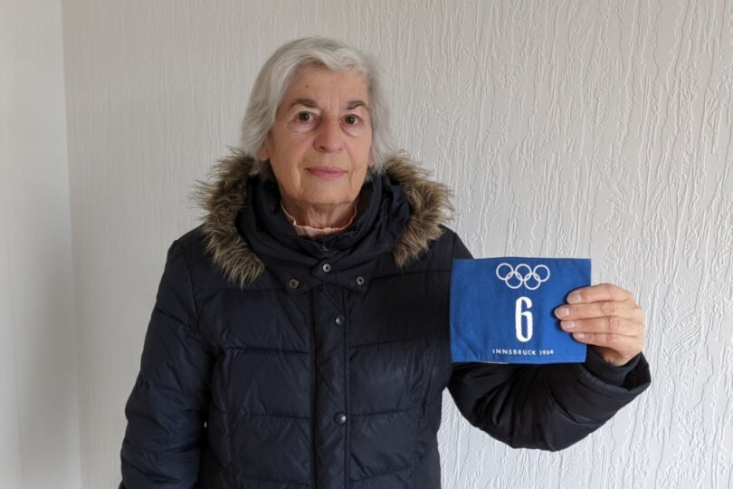Startnummer des Glücks: Stolz präsentiert Erika Pflüger ihre damalige Armbinde. Mit der 6 ging es vor 58 Jahren bei Olympia an den Start im Eisschnelllauf. Ihre Schätze und Erinnerungen bewahrt sie bis heute gut auf. 