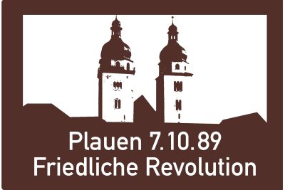 Dieses Schild gibt’s schon. Auch die „Fabrik der Fäden“ sollte mit einem touristischen Hinweisschild werben.