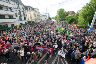 Teilnehmer einer Kundgebung anlässlich eines Angriffs auf einen SPD-Politiker stehen auf dem Pohlandplatz.