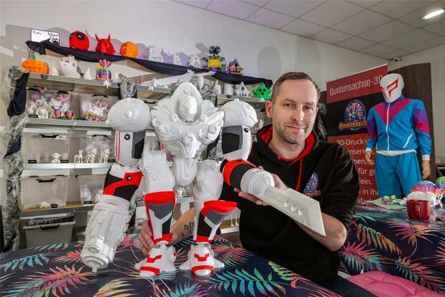 3D-Druck nach Kundenwunsch: Neuer Laden öffnet in Lichtenstein - „Quotensachse“ Martin Arandt räumt derzeit seinen Shop in der Glauchauer Straße 5 ein. Die meisten Figuren, die er per 3D-Druck herstellt, sind flexibel, haben also etwa bewegliche Gliedmaßen und Köpfe.