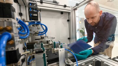 3D-Micromac plant Umsatzverdopplung - Prozesstechniker Thomas Kranke prüft bei 3D Micromac die Qualität einer Maschine vor der Auslieferung an den Kunden. 
