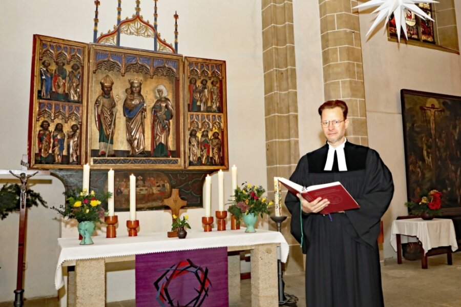 3G in Gotteshäusern stellt Geistliche vor Herausforderungen - Pfarrer Ferry Suarez aus Crimmitschau darf bei seinem Gottesdienst nur noch Gläubige mit 3G-Nachweis empfangen. Die wenigen Testmöglichkeiten am Wochenende sieht er als großes Hindernis. 