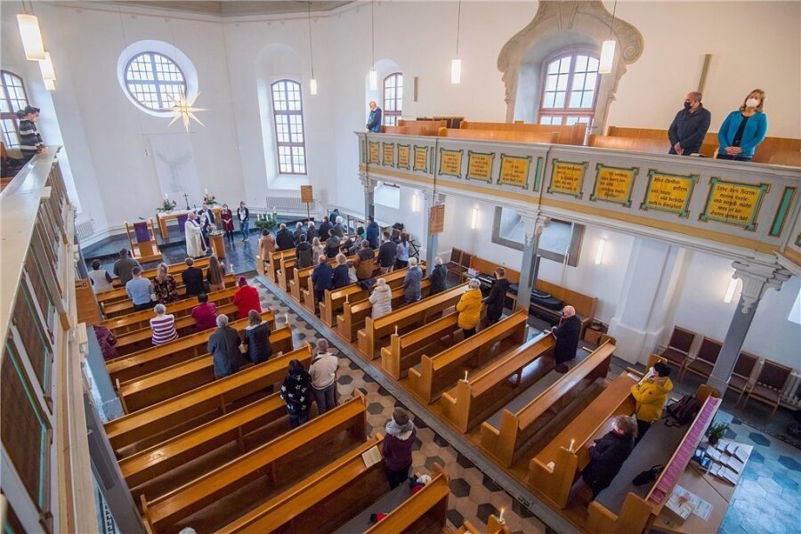 Um die 50 Gläubige besuchten am Sonntag den Gottesdienst in der St.-Trinitatiskirche Schneeberg. Pfarrer Frank Meinel hielt die Predigt, es wurden zwei Lieder gesungen. Auch eine Taufe fand statt. 