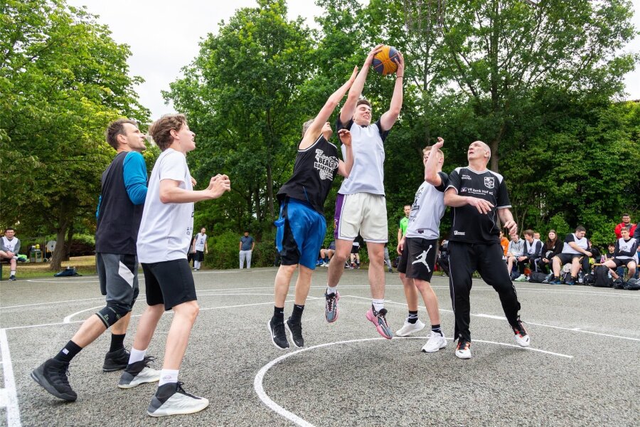 3x3-Basketball: Über ein Qualiturnier in Plauen zu Olympia in Paris? - Daniel Onofras (rechts), Vorsitzender des BC Vogtland, nahm mit seinem Team Oldschool am Qualiturnier teil.