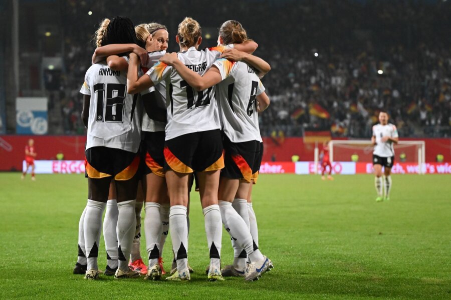 4:1-Sieg nach Blitzrückstand: DFB-Frauen klar auf EM-Kurs - Deutschlands Spielerinnen jubeln über den Treffer zum 2:1.