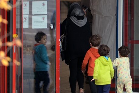 4. Männer, Frauen, Kinder: Wer sind die Flüchtlinge? - Flüchtlinge betreten in Niederau (Sachsen) ihre Unterkunft.