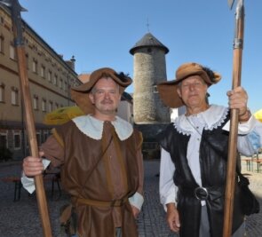 4. Tour: Schloss-Fans trotzen der Sommerhitze - Thomas Ebert (links) und Ulrich Englert stellten die Torwache.