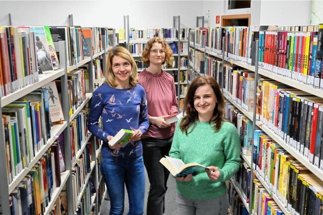 40.000 Medien und 85.000 Ausleihen pro Jahr: Darum ist die Stadtbibliothek in Limbach-Oberfrohna so erfolgreich - Manuela Treiber, Anett Sauer und Leiterin Katy Barthel (von links) bilden das Team der Stadtbibliothek. Sie behalten den Überblick über die rund 40.000 Medien. 