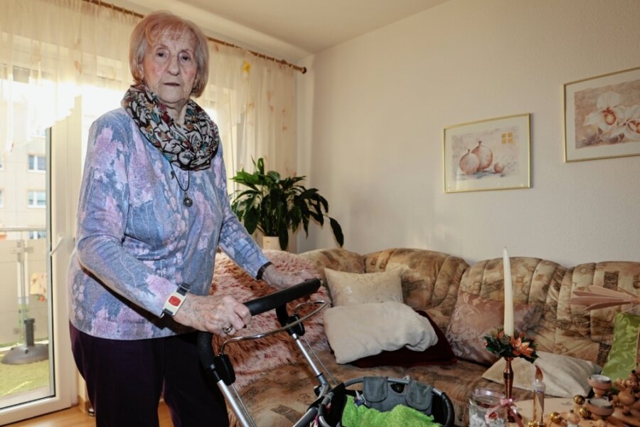 40 Hausärzte lassen 88-jährige Erika Pagel abblitzen - Erika Pagel am Rollator in ihrer Wohnung in Zwickau-Eckersbach. Sie sucht einen neuen Hausarzt. 