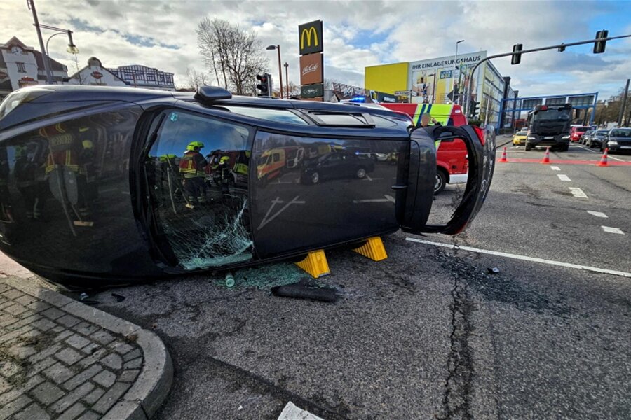40-Jährige bei Kreuzungscrash schwer verletzt: Straßen mehr als zwei Stunden gesperrt - Bei einem Unfall auf der Zwickauer Straße soll es auch Verletzte geben.
