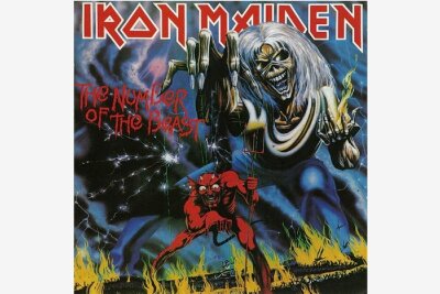 40 Jahre Iron-Maiden-Album "The Number Of The Beast": Der dreiste Neue mit dem Fimmel für Geschichten - Ikonisches Rätsel-Cover von Derek Riggs: Bandmaskottchen Eddie hält den Teufel als Marionette, der wiederum mit Eddie spielt. 