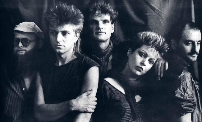 40 Jahre nach "Mont Klamott": Silly-Keyboarder Richie Barton plaudert aus dem Nähkästchen - Drummer Mike Scharfmeier, Keyboarder Richie Barton, Bassist Mathias Schramm, Sängerin Tamara Danz und Gitarrist Thomas Fritzsching (von links) waren die Silly-Besetzung von "Mont Klamott".