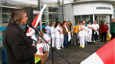 40 von 550 Mitarbeitern folgen Einladung von Verdi - 
              <p class="artikelinhalt">Etwa 40 Mitarbeiter des Erzgebirgsklinikums in Annaberg-Buchholz versammelten sich auf Einladung der Gewerkschaft Verdi vor der Tür. Links zu sehen ist Gewerkschaftssekretär Harald Krause.</p>
            