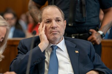 Harvey Weinstein war gestern zum ersten Mal wieder in einem New Yorker Gerichtssaal, seit seine Verurteilung wegen Vergewaltigung im Jahr 2020.