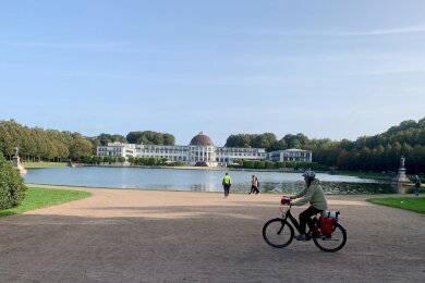 Vorbei geht es auch an Bremens Hollersee. Im Hintergrund das "Parkhotel Bremen".
