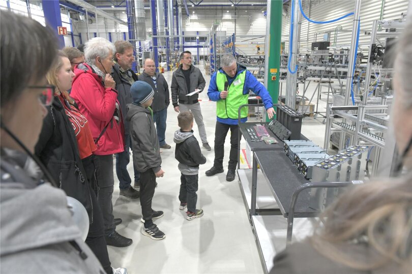 Robby Glöckner erklärt den Besuchern zum Tag der offenen Tür bei der Firma JT Energy Systems im Produktionsbereich, welche einzelnen Bausteine wie zu einem Lithium-Ionen-Akku zusammengefügt werden.