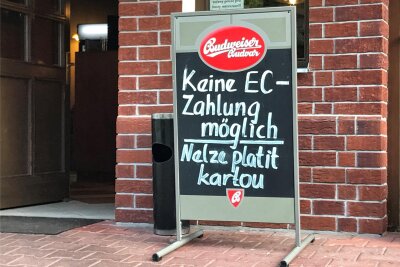 Ein Schild vor dem Restaurant "Falk" in Hrensko. 