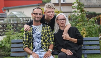 Leon (Mitte) kämpft gegen den Krebs. Am Samstag planen Motorradfahrer für ihn eine Ausfahrt. Mit dabei: Romy Kühner und Einzelfallhelfer David Metz. Die kurzen Dreadlocks, Leon sucht noch jemanden, der sie ihm dauerhaft ermöglicht, werden dann unter einem Helm verschwinden. 