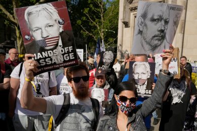 Unterstützer von Julian Assange demonstrieren vor dem Londoner High Court.