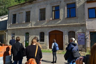 Das alte Zellengebäude des einstigen KZ Sachsenburg, hier bei einer Besichtigung 2018.