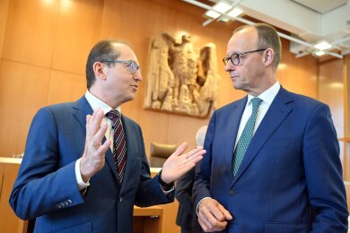 Kritisieren die Ampel-Wahlrechtsreform aufs Schärfste: CDU-Chef Friedrich Merz (r.) und der Vorsitzende der der CSU, Alexander Dobrindt.