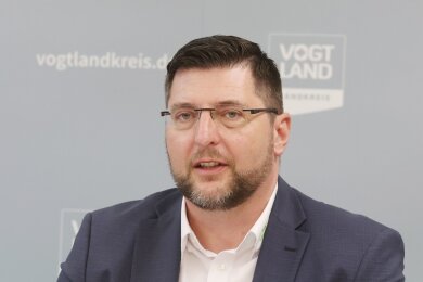 Thomas Hennig (CDU), Landrat des Vogtlandkreises, spricht im Forstlichen Bildungszentrum Bad Reiboldsgrün bei einer Pressekonferenz.