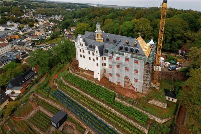 Das Lichtensteiner Schloss aus der Vogelperspektive, anlässlich des Richtfestes fotografiert aus einer Gondel am Baukran.