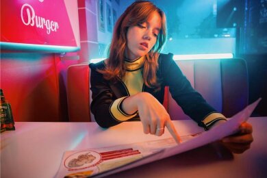 Der Song "60s Girls" wurde in Caro's Diner in Plauen aufgenommen. Loni Lila (Foto) beschwört die guten, alten "analogen" Zeiten herauf, in denen man sich beim Tanzen kennenlernte und sich beim Sekt an der Bar traf.